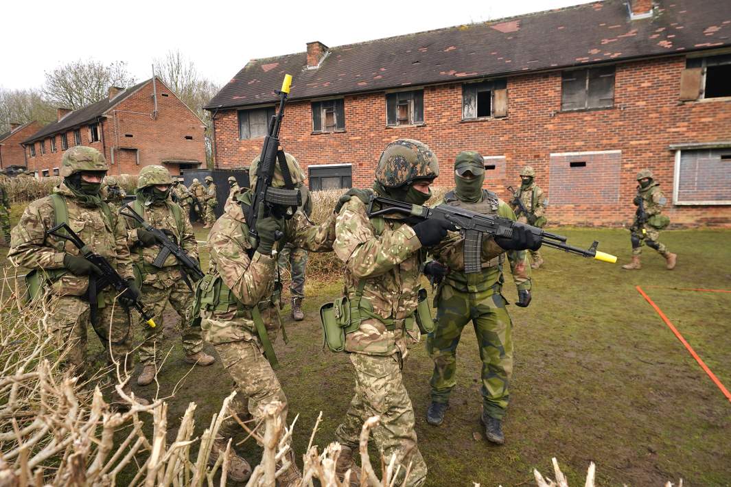 Украинские солдаты во время отработки тактики городского боя в военном тренировочном лагере в Йоркшире