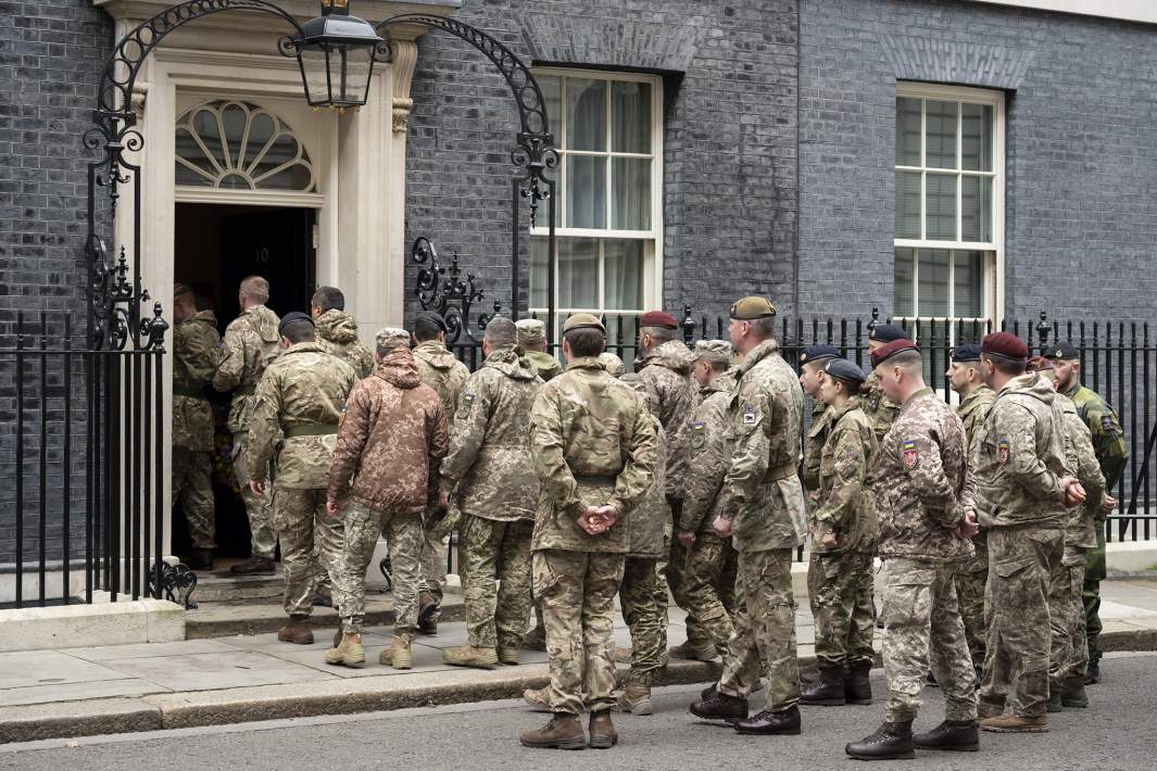Украинские солдаты во время посещения резиденции премьер-министра Великобритании Риши Сунака на Даунинг-стрит. Февраль 2023 года