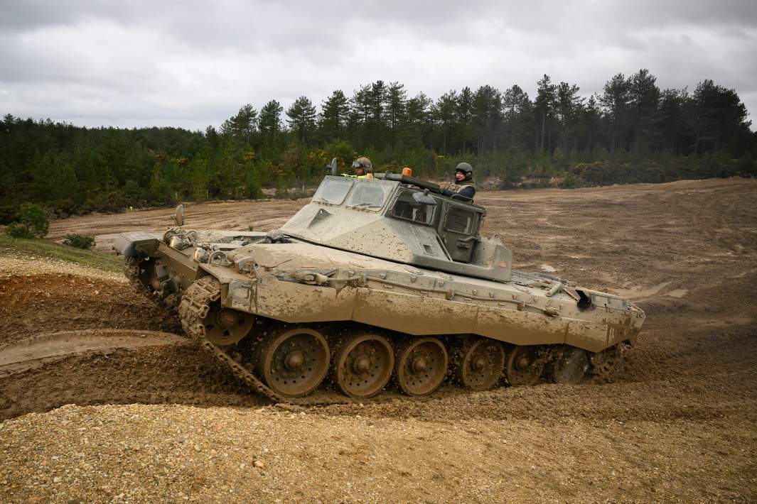 Украинские солдаты учатся вождению танка Challenger 2 на полигоне в Южной Англии