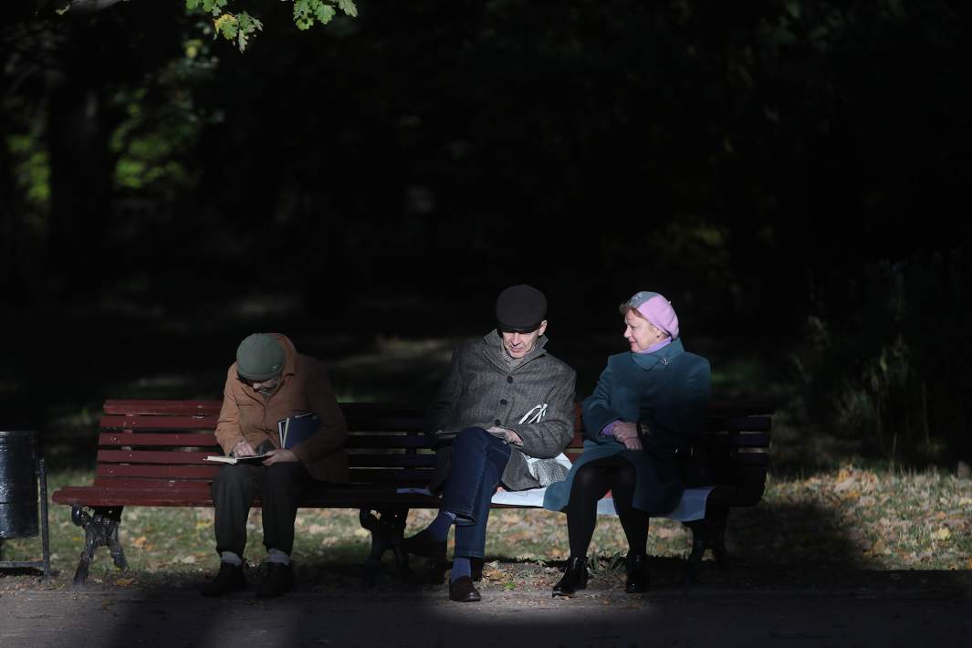 пенсионеры на скамейке
