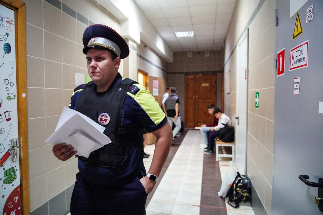 Полицейский в школе