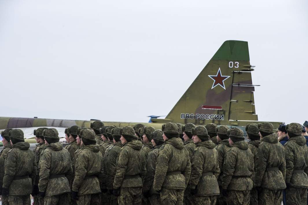 Военнослужащие на российской военной авиабазе Кант в Киргизии