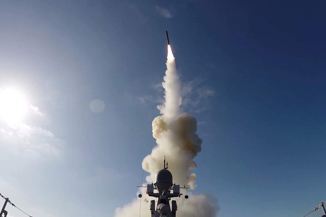 Пуск высокоточной крылатой ракеты «Калибр»