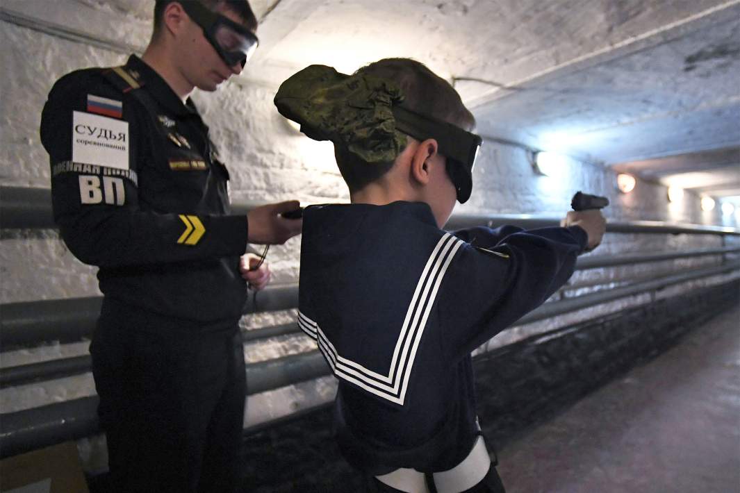 Стрельба из пневматического пистолета в тире