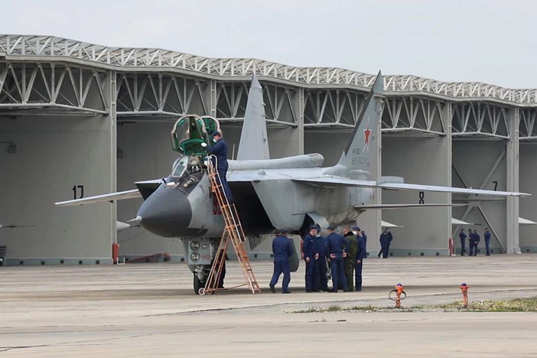 Истребитель-перехватчик МиГ-31К с гиперзвуковыми ракетами «Кинжал»