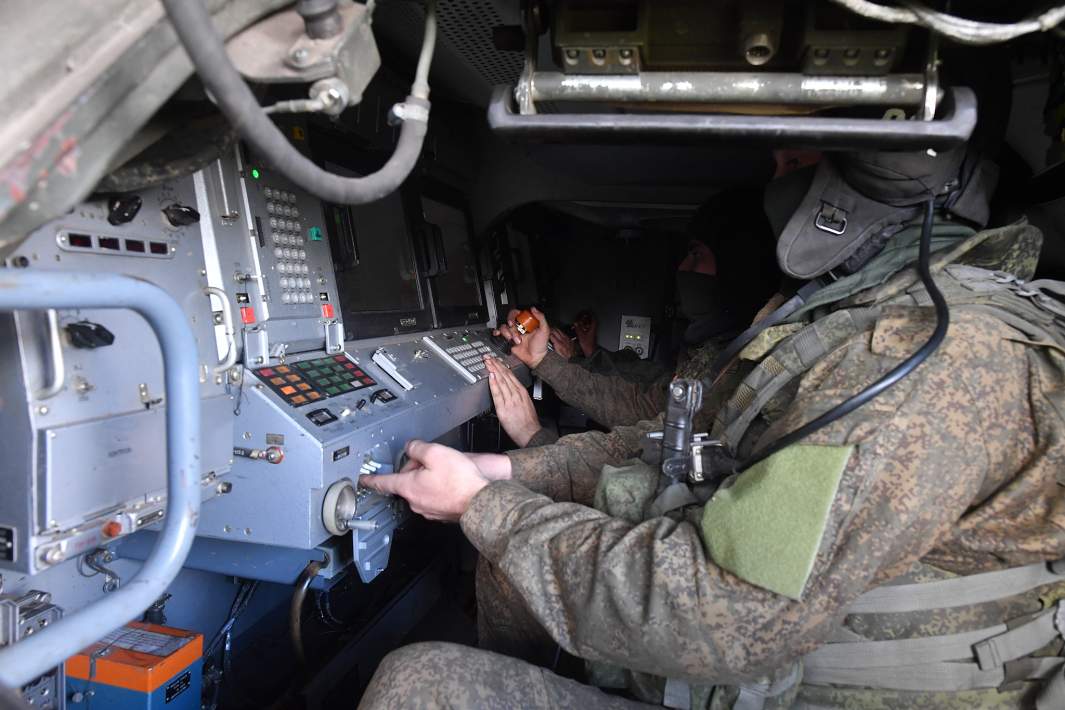 Расчет зенитного ракетного комплекса «Бук-МЗ» ВС РФ работает в зоне специальной военной операции