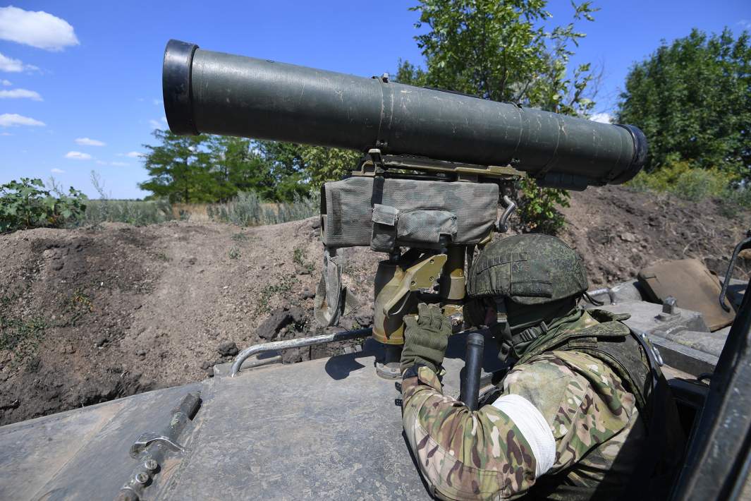 Военнослужащий десантной противотанковой батареи воздушно-десантных войск ВС РФ управляет противотанковым комплексом «Корнет»