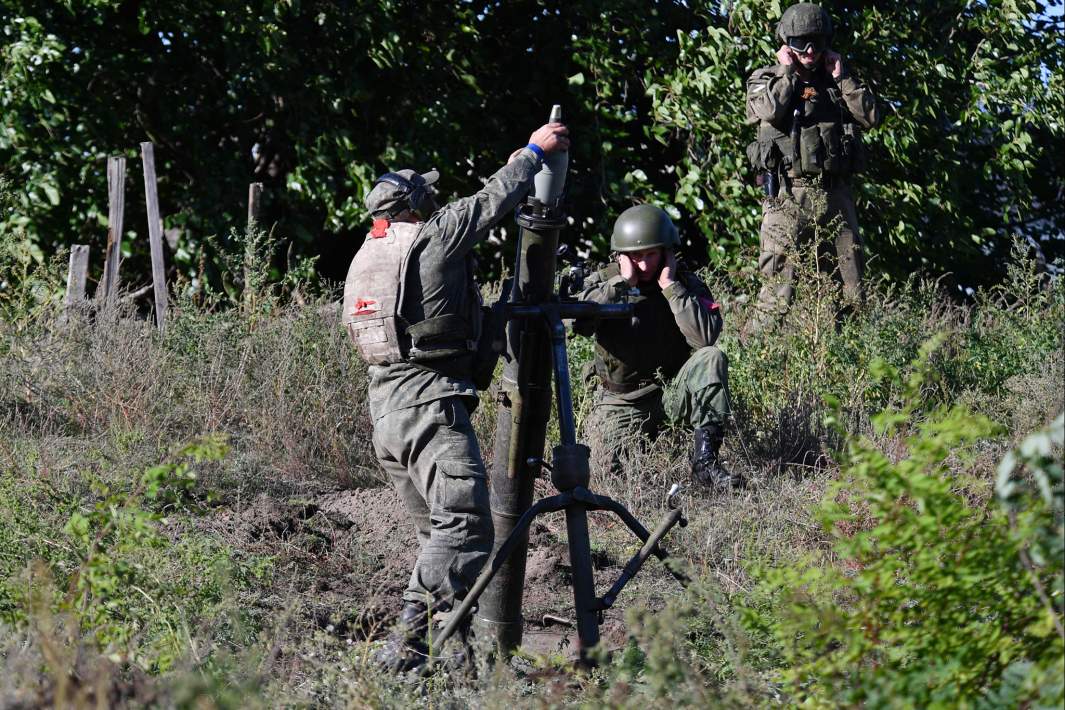Нанесение удара по позициям ВСУ бойцами минометного расчета