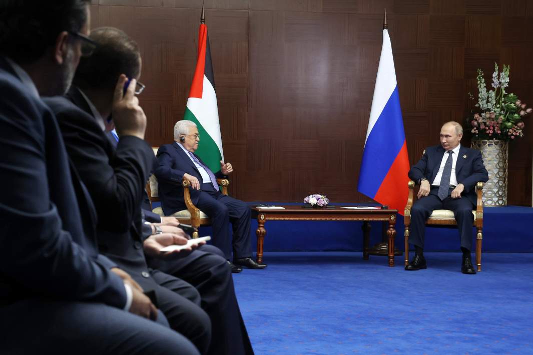 Президент РФ Владимир Путин и президент Палестины Махмуд Аббас во время беседы на полях VI саммита Совещания по взаимодействию и мерам доверия в Азии во Дворце Независимости в Астане. 13 октября 2022 года