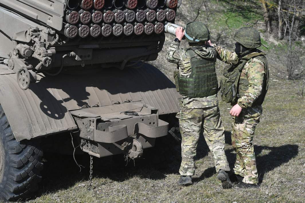 Военнослужащие ВС РФ загружают снаряд в реактивную систему залпового огня «Торнадо-Г» в южном секторе специальной военной операции