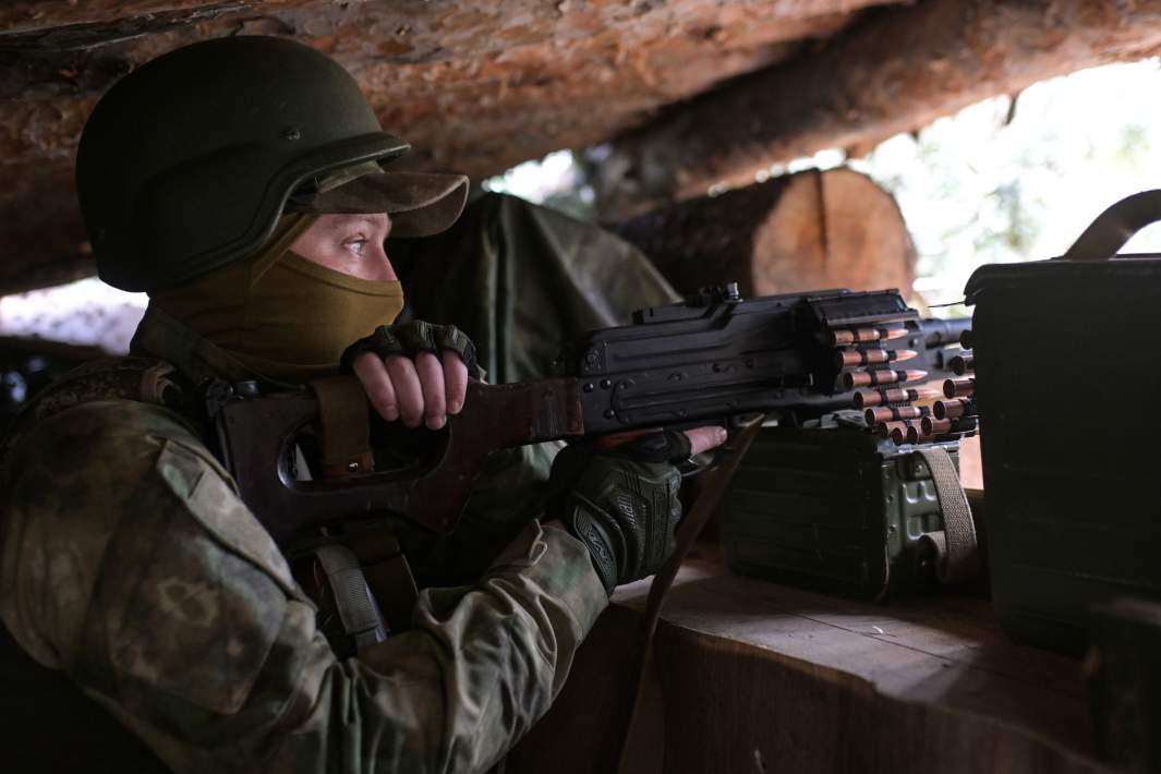 Боец спецназа «Ахмат» на позиции кременновского участка фронта в Донбассе