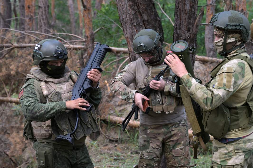Военнослужащие огнеметного взвода проверяют оружие перед выходом на выполнение боевой задачи