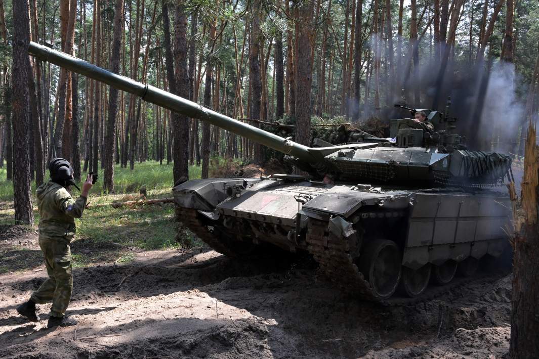 Танк Т-90М «Прорыв» подразделений ВС РФ уходит на выполнение боевой задачи