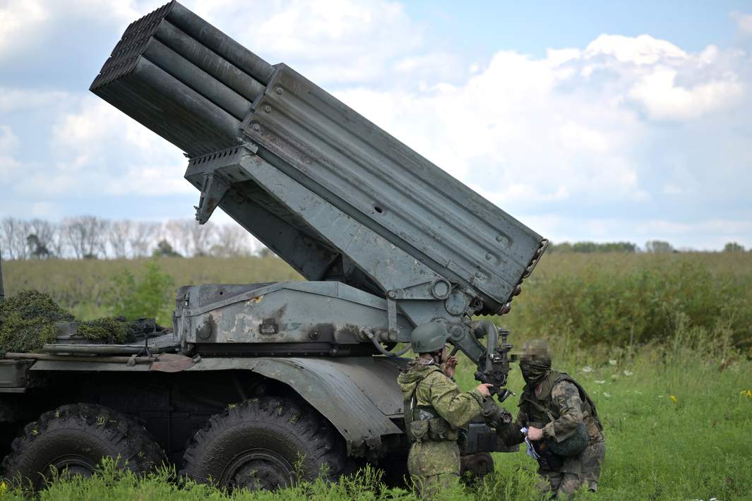 Военнослужащие ВС РФ производят наведение РСЗО БМ-21 «Град» на цель