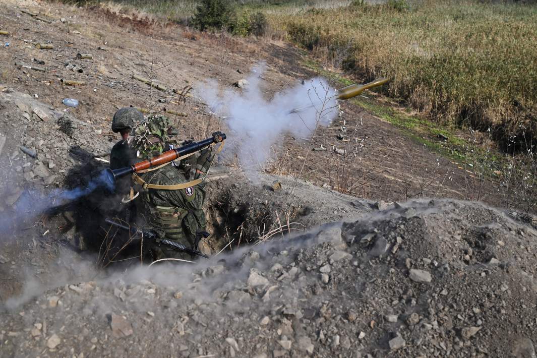 Военнослужащий ВС РФ производит выстрел из гранатомета РПГ
