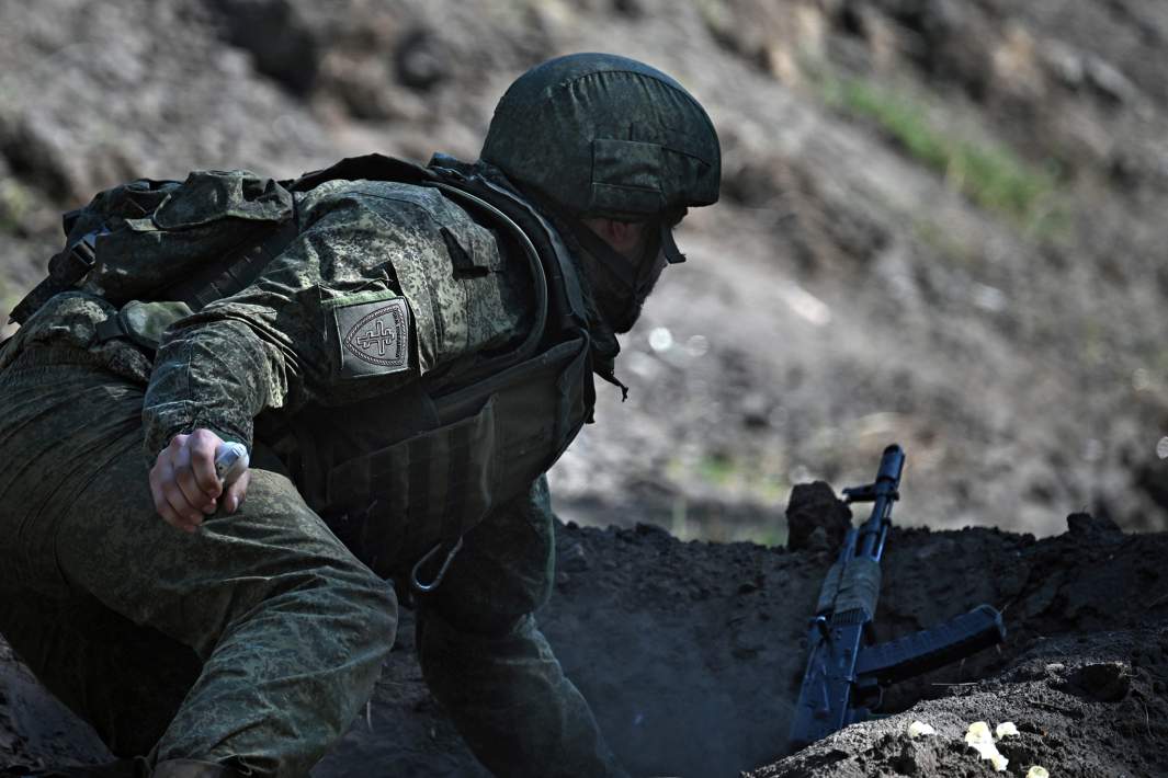 Боец ВС РФ во время штурма опорного пункта ВСУ