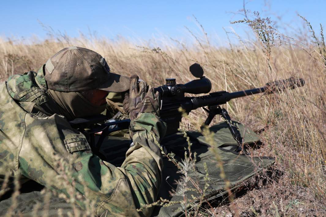 Снайпер отряда специального назначения ВС РФ во время выполнения боевых задач на артемовском тактическом направлении