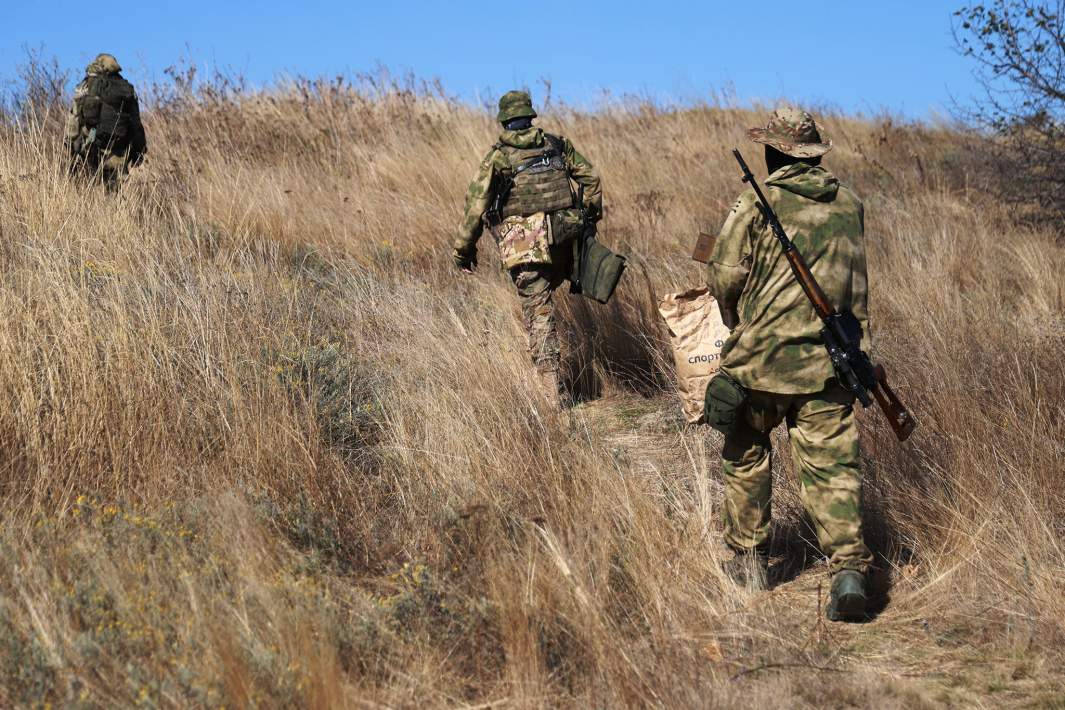 Снайперы отряда специального назначения ВС РФ выдвигаются на передовую для выполнения боевых задач