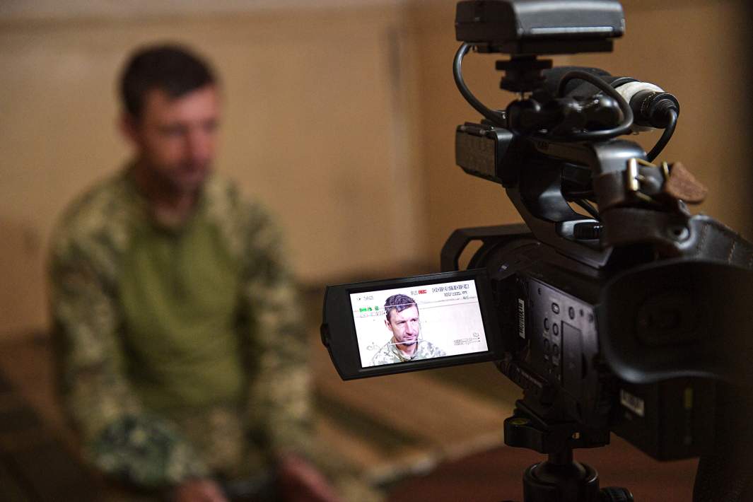 Запись на видеокамеру допроса украинского военнопленного в Запорожской области