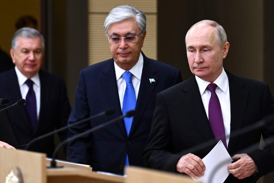 Президент РФ Владимир Путин, президент Узбекистана Шавкат Мирзиеев (слева) и президент Республики Казахстан Касым-Жомарт Токаев (в центре) 