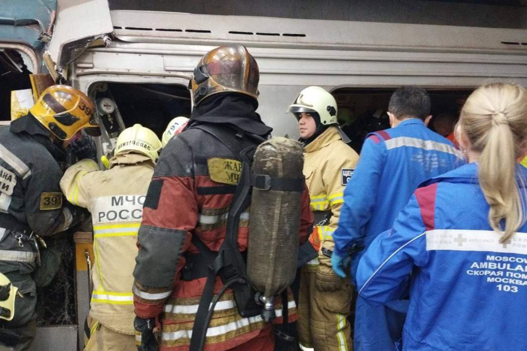 Работа сотрудников противопожарной службы МЧС РФ и сотрудников скорой медицинской помощи на месте происшествия на платформе станции метро «Печатники» в Москве