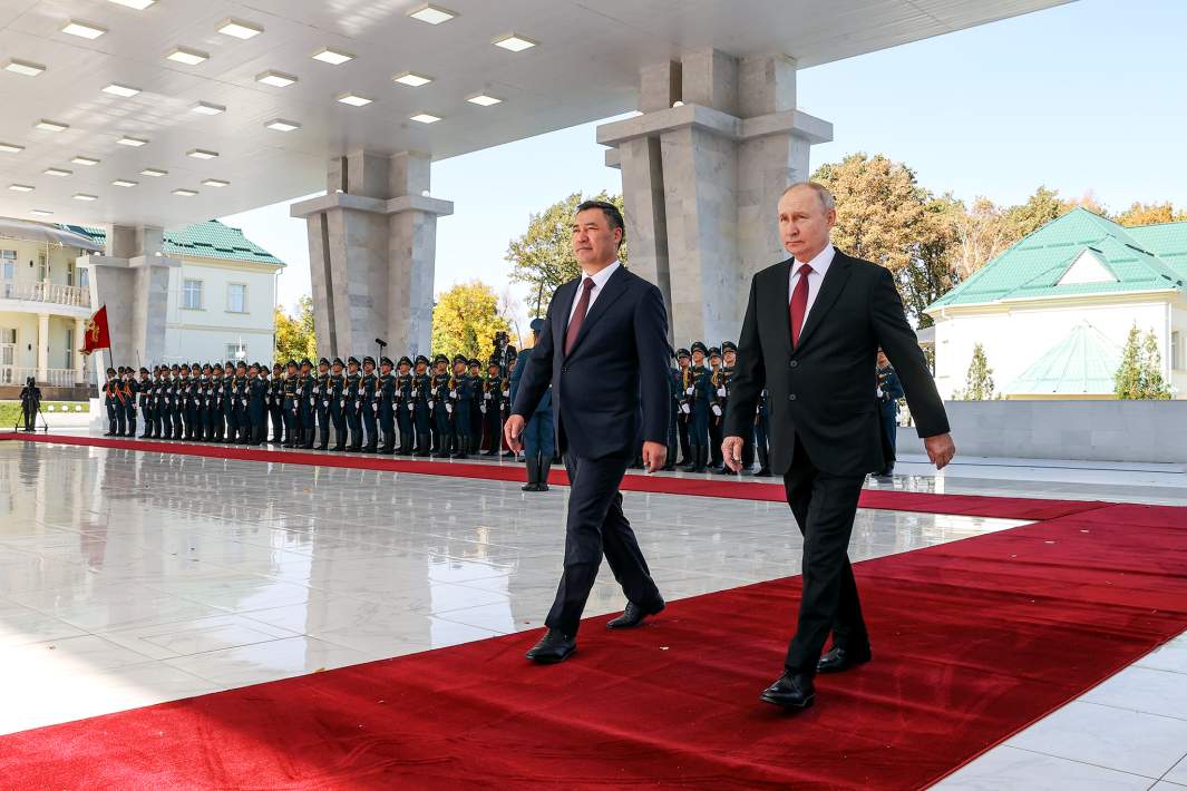 Президент РФ Владимир Путин и президент Киргизской Республики Садыр Жапаров (слева) на церемонии официальной встречи в Бишкеке