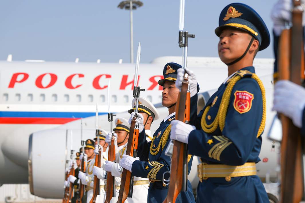 Военнослужащие Народно-освободительной армии Китая на церемонии встречи президента РФ Владимира Путина в международном аэропорту Шоуду в Пекине