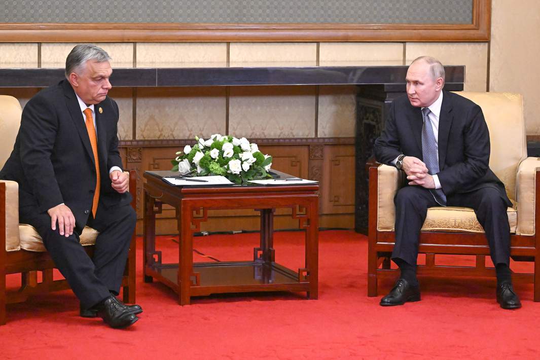 Президент РФ Владимир Путин и премьер-министр Венгрии Виктор Орбан (слева) во время встречи в Пекине