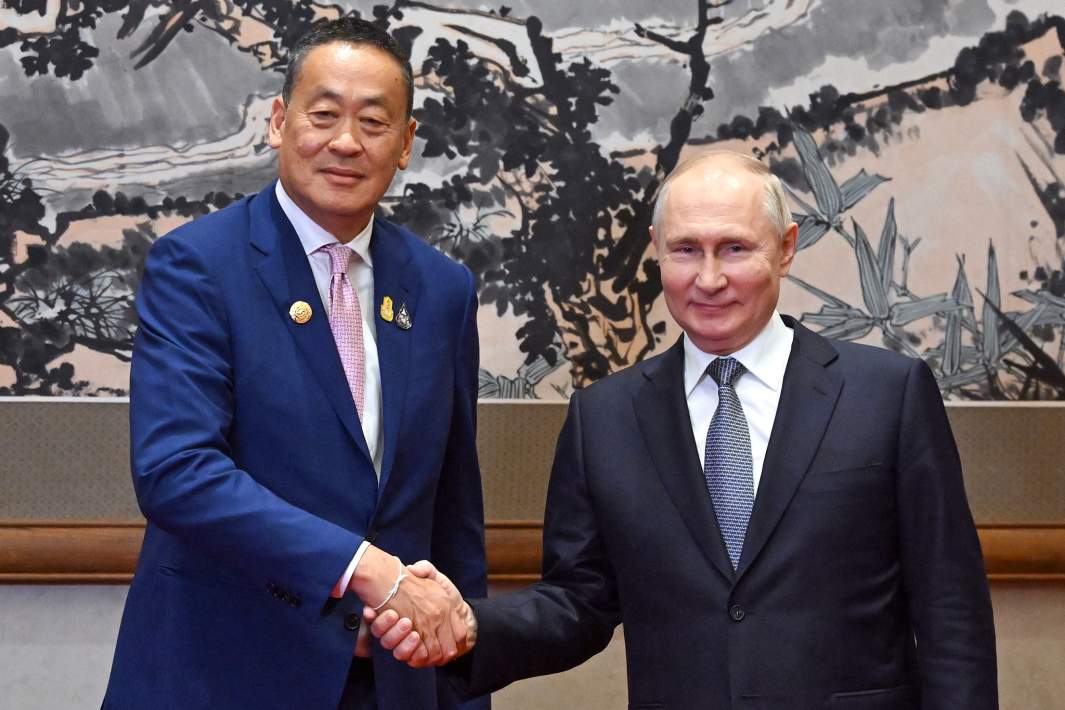 Президент РФ Владимир Путин и премьер-министр Таиланда Сеттха Тхависин (слева) во время встречи в Пекине