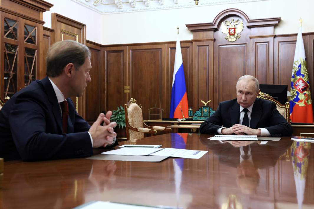 Владимир Путин и заместитель председателя правительства РФ - министр промышленности и торговли РФ Денис Мантуров