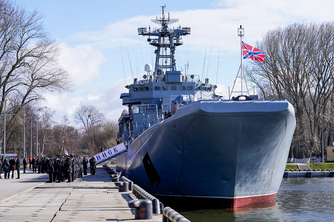 Большой десантный корабль «Минск» во время торжественной церемонии встречи в военной гавани Балтийска. 2021 год