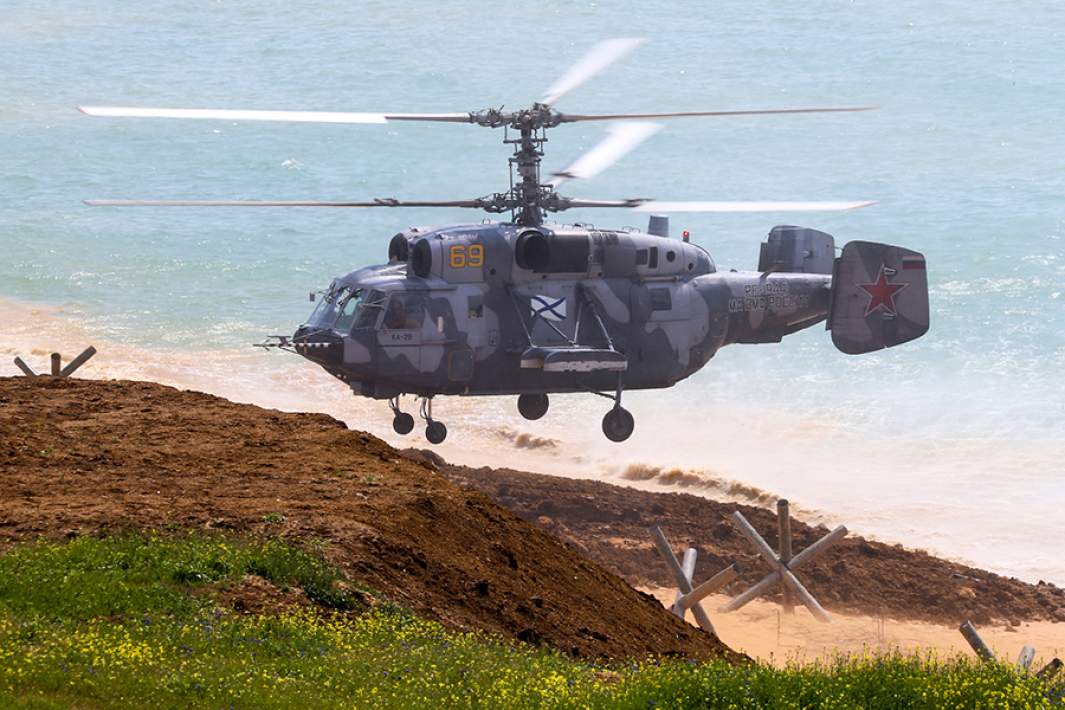 Транспортно-боевой вертолет Ка-29 во время межвидовых учений Вооруженных сил РФ на полигоне Опук