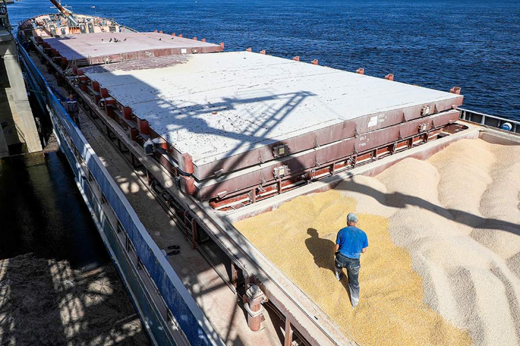 Сотрудник волгоградского элеватора во время загрузки зерна на прибывшее судно