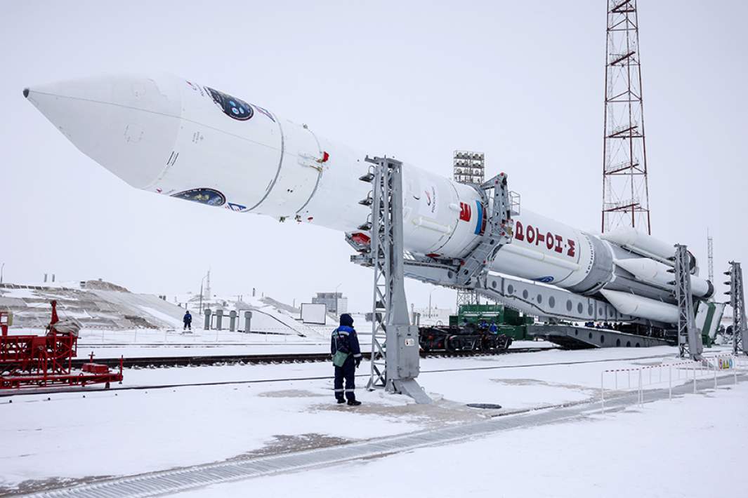 Установка ракеты космического назначения «Протон-М» с гидрометеорологическим космическим аппаратом «Электро-Л» №4 на стартовый комплекс площадки космодрома Байконур, февраль 2023 года