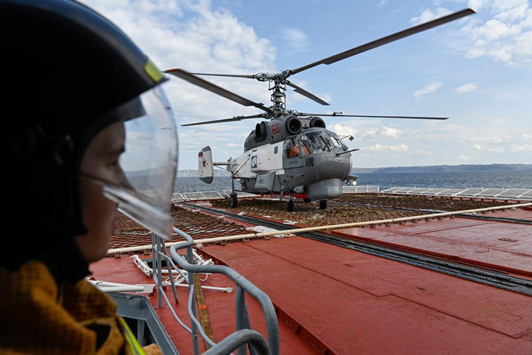 Вертолет Ка-27 во время военно-морских учений «Кумжа» для слушателей Военной академии Генерального штаба ВС РФ в Баренцевом море