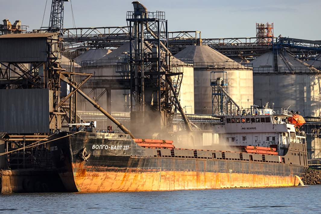 Грузовое судно у зернового элеватора в Ростовском морском порту