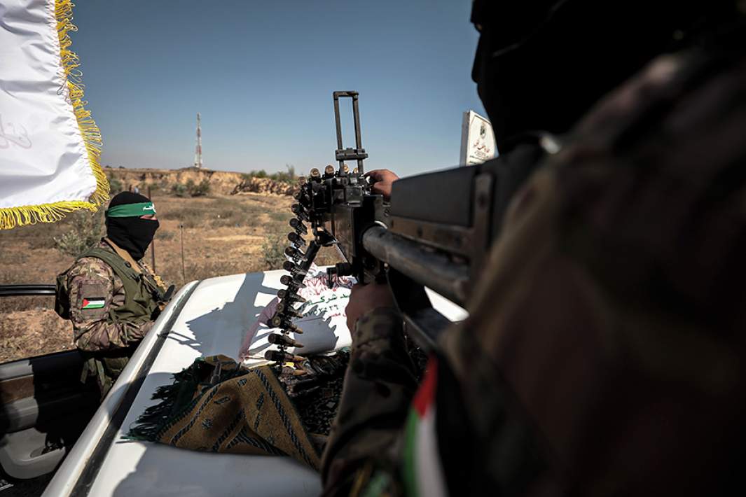 Бойцы ХАМАС во время парада в годовщину войны 2014 года, 51-дневного периода израильско-палестинского конфликта в секторе Газа, Палестина. 20 июля 2023 года