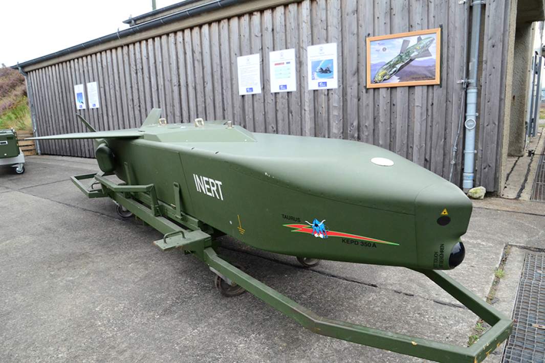Крылатая ракета класса «воздух — поверхность» большой дальности Taurus на одной из выставок вооружений в Германии