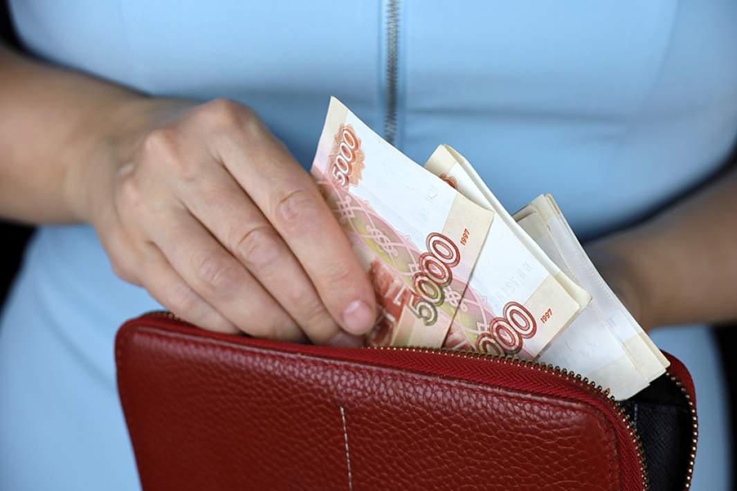 Банкноты номиналом 5000 российских рублей в кошельке