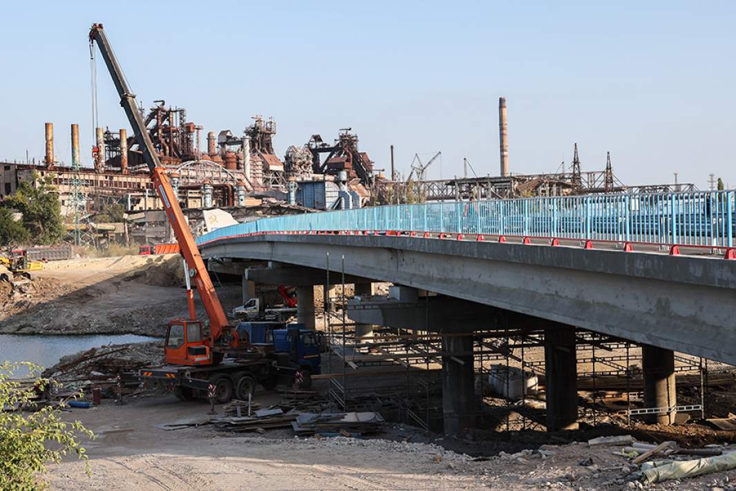 Строительные работы по восстановлению пост-моста около металлургического комбината «Азовсталь» в Мариуполе