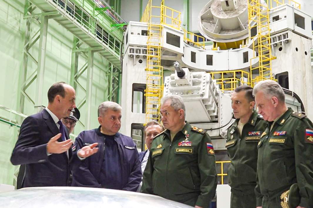 Министр обороны РФ Сергей Шойгу во время проверки хода выполнения государственного оборонного заказа на предприятии оборонно-промышленного комплекса АО «Красмаш»