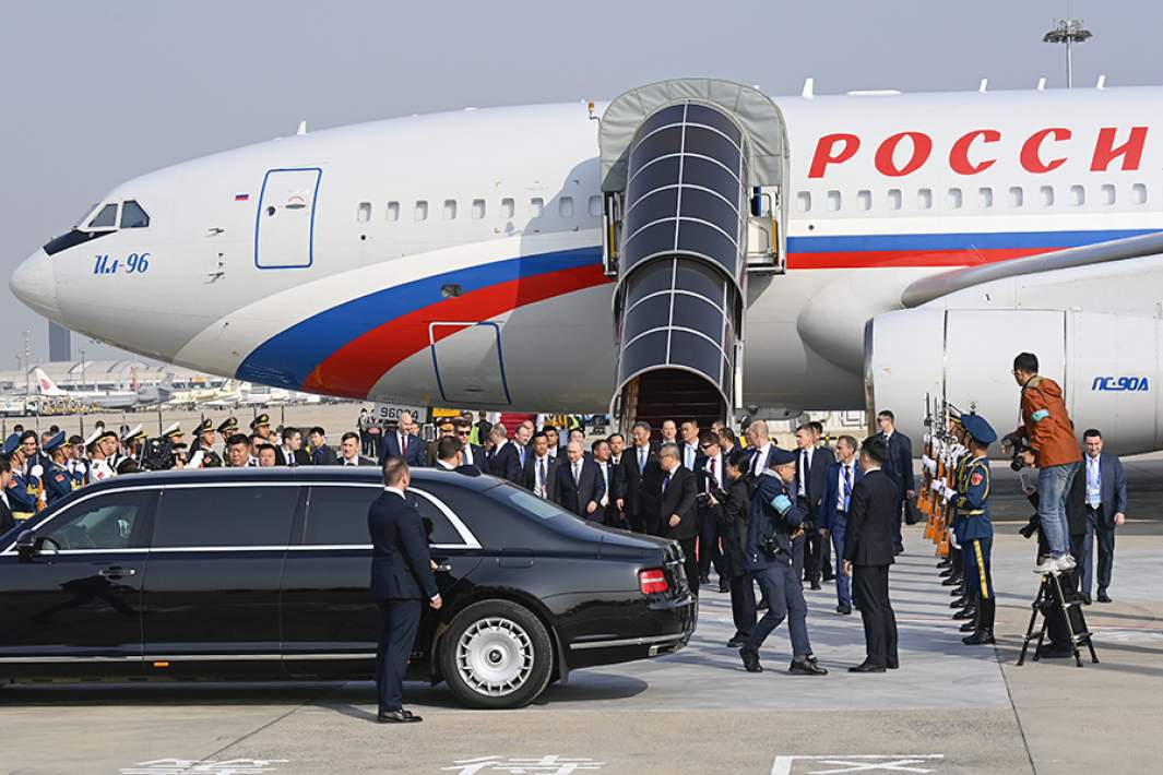 Президент России Владимир Путин (на дальнем плане в центре) в международном аэропорту Шоуду