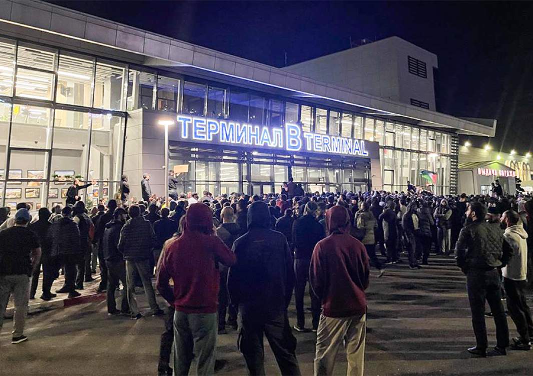 Местные жители во время акции протеста на территории международного аэропорта Махачкалы