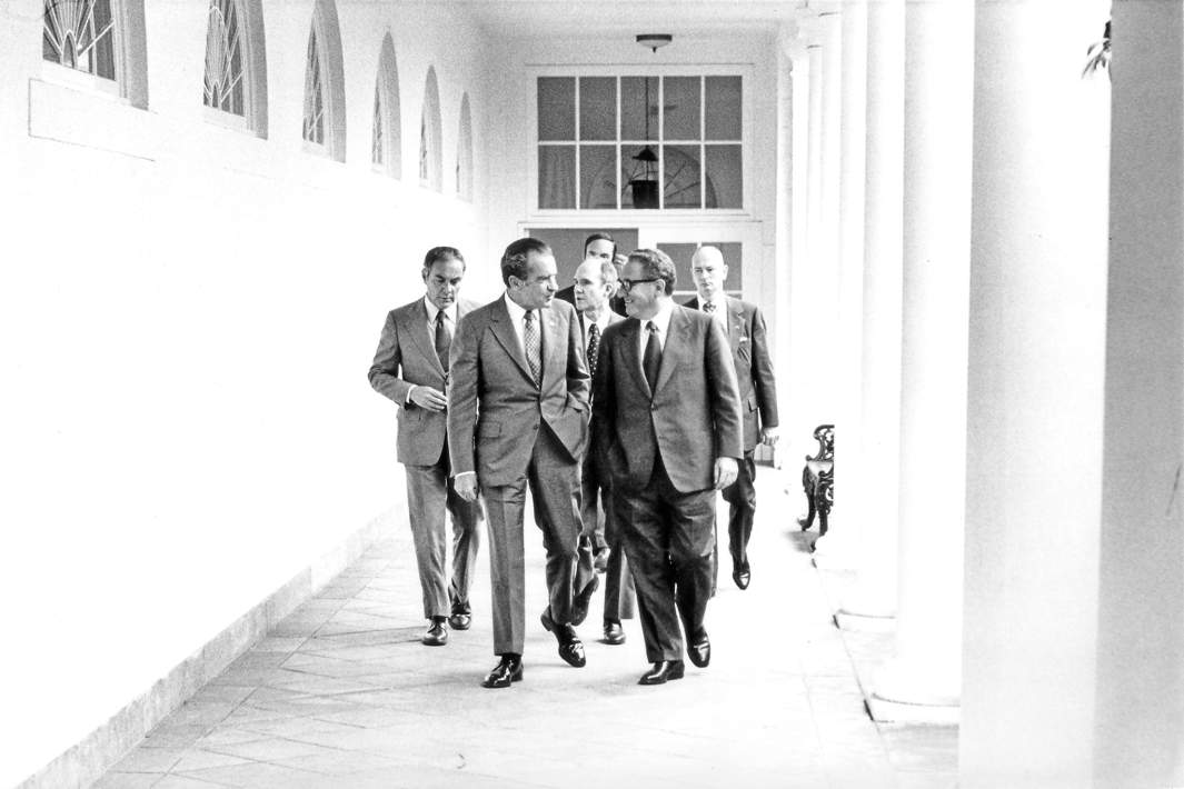 Президент США Ричард Никсон и Генри Киссинджер идут вдоль колоннады от резиденции до Овального кабинета в Белом доме в Вашингтоне, 1974 год