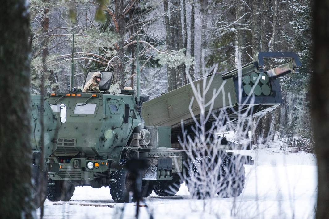 Эстонские артиллеристы осваивают РСЗО HIMARS во время совместных учений с подразделениями армии США. Январь 2023 года