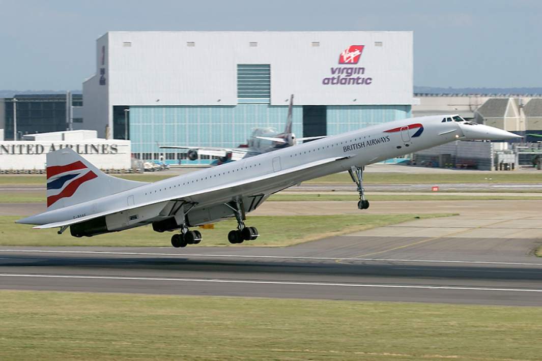 Британо-французский сверхзвуковой пассажирский самолет «Конкорд» взлетает в аэропорту Хитроу