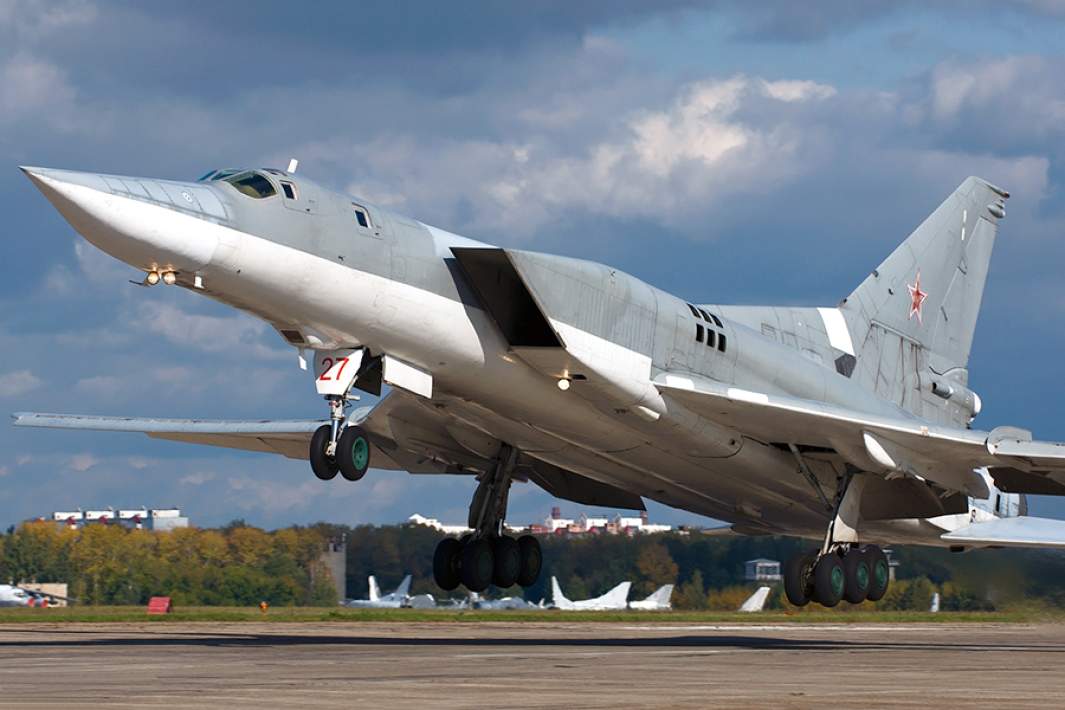 Дальний сверхзвуковой ракетоносец-бомбардировщик Ту-22М3 во время взлета