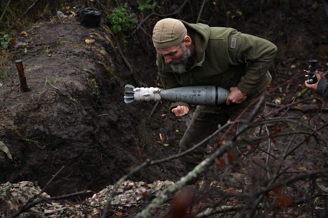 Украинский военнослужащий несет минометный снаряд