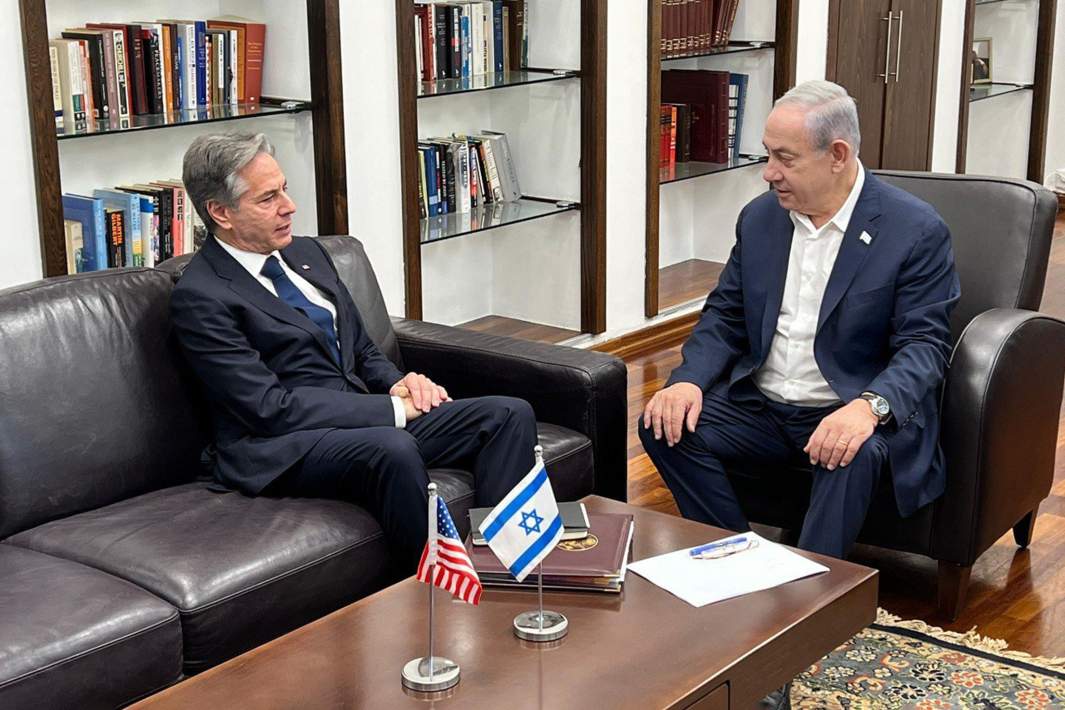 Госсекретарь США Энтони Блинкен и премьер-министр Израиля Биньямин Нетаньяху во время встречи в Тель-Авиве