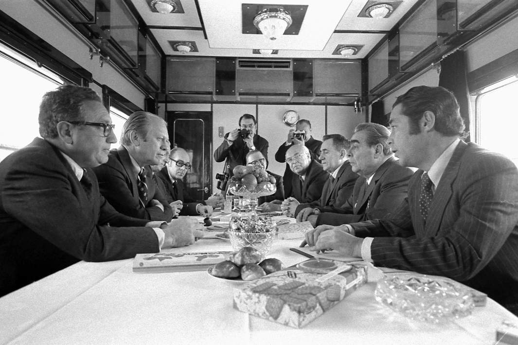 Президент США Джеральд Форд, госсекретарь Генри Киссинджер и другие представители США встречаются с генеральным секретарем СССР Брежневым, министром иностранных дел Громыко, послом Добрыниным и другими на борту российского поезда, направляющегося во Владивосток, Россия, 23 ноября 1974 года
